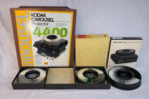 Kodak Carousel 4400 Projector 4 Trays 35mm Slides Remote Mixed Lot Powers On